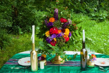 Düğün dekorasyon orman içinde. Ormandaki rustik düğün töreni. Ormandaki Vintage dekorasyon.