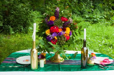 Düğün dekorasyon orman içinde. Ormandaki rustik düğün töreni. Ormandaki Vintage dekorasyon.