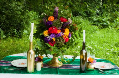 Düğün dekorasyon orman içinde. Ormandaki rustik düğün töreni. Ormandaki Vintage dekorasyon.