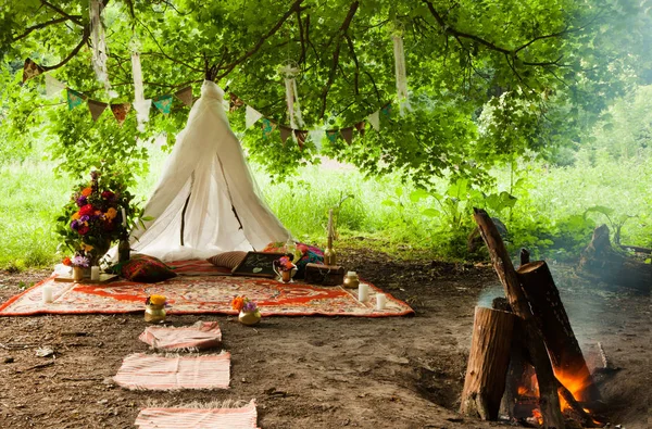 Düğün dekorasyon orman içinde. Ormandaki rustik düğün töreni. Ormandaki Vintage dekorasyon.