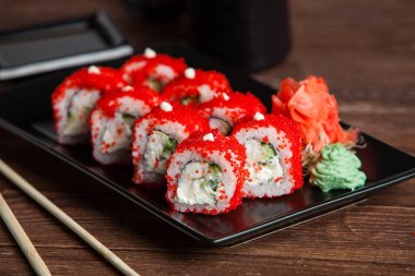 Suşi rulo iyi türleri. Rulo Philadelphia rulo, California Roll, yılan balığı avokado. Lezzetli rulo ve suşi yılan balığı, somon, karides, salatalık ve philadelphia. Çeşitli lezzetli türleri suşi rulo