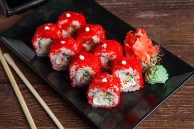 Suşi rulo iyi türleri. Rulo Philadelphia rulo, California Roll, yılan balığı avokado. Lezzetli rulo ve suşi yılan balığı, somon, karides, salatalık ve philadelphia. Çeşitli lezzetli türleri suşi rulo