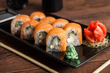 Suşi rulo iyi türleri. Rulo Philadelphia rulo, California Roll, yılan balığı avokado. Lezzetli rulo ve suşi yılan balığı, somon, karides, salatalık ve philadelphia. Çeşitli lezzetli türleri suşi rulo