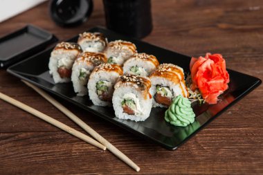 Suşi rulo iyi türleri. Rulo Philadelphia rulo, California Roll, yılan balığı avokado. Lezzetli rulo ve suşi yılan balığı, somon, karides, salatalık ve philadelphia. Çeşitli lezzetli türleri suşi rulo
