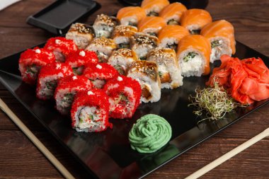 Suşi rulo iyi türleri. Rulo Philadelphia rulo, California Roll, yılan balığı avokado. Lezzetli rulo ve suşi yılan balığı, somon, karides, salatalık ve philadelphia. Çeşitli lezzetli türleri suşi rulo