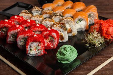 Suşi rulo iyi türleri. Rulo Philadelphia rulo, California Roll, yılan balığı avokado. Lezzetli rulo ve suşi yılan balığı, somon, karides, salatalık ve philadelphia. Çeşitli lezzetli türleri suşi rulo