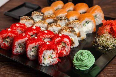 Suşi rulo iyi türleri. Rulo Philadelphia rulo, California Roll, yılan balığı avokado. Lezzetli rulo ve suşi yılan balığı, somon, karides, salatalık ve philadelphia. Çeşitli lezzetli türleri suşi rulo