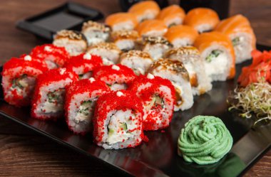 Suşi rulo iyi türleri. Rulo Philadelphia rulo, California Roll, yılan balığı avokado. Lezzetli rulo ve suşi yılan balığı, somon, karides, salatalık ve philadelphia. Çeşitli lezzetli türleri suşi rulo