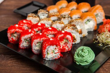 Suşi rulo iyi türleri. Rulo Philadelphia rulo, California Roll, yılan balığı avokado. Lezzetli rulo ve suşi yılan balığı, somon, karides, salatalık ve philadelphia. Çeşitli lezzetli türleri suşi rulo