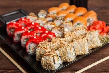 Suşi rulo iyi türleri. Rulo Philadelphia rulo, California Roll, yılan balığı avokado. Lezzetli rulo ve suşi yılan balığı, somon, karides, salatalık ve philadelphia. Çeşitli lezzetli türleri suşi rulo