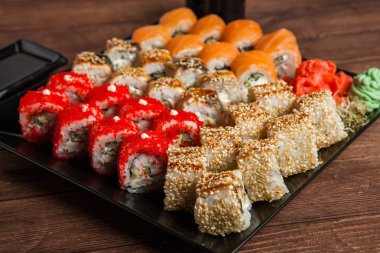 Suşi rulo iyi türleri. Rulo Philadelphia rulo, California Roll, yılan balığı avokado. Lezzetli rulo ve suşi yılan balığı, somon, karides, salatalık ve philadelphia. Çeşitli lezzetli türleri suşi rulo