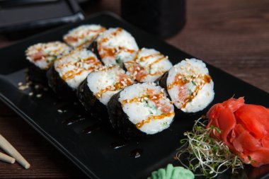 Suşi rulo iyi türleri. Rulo Philadelphia rulo, California Roll, yılan balığı avokado. Lezzetli rulo ve suşi yılan balığı, somon, karides, salatalık ve philadelphia. Çeşitli lezzetli türleri suşi rulo