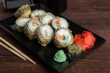 Suşi rulo iyi türleri. Rulo Philadelphia rulo, California Roll, yılan balığı avokado. Lezzetli rulo ve suşi yılan balığı, somon, karides, salatalık ve philadelphia. Çeşitli lezzetli türleri suşi rulo