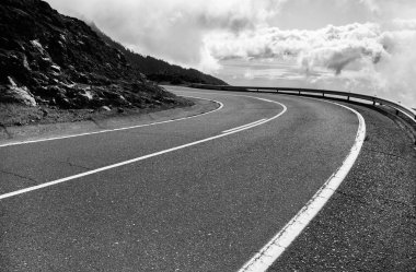 Tenerife güzel dağ yolu. Yol seyahat konsepti. Kiralık seyahat macera.