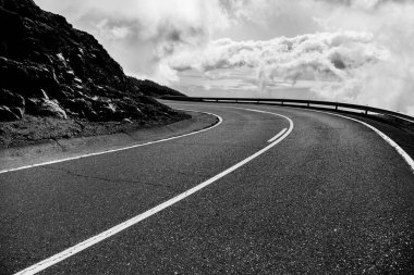 Tenerife güzel dağ yolu. Yol seyahat konsepti. Kiralık seyahat macera.