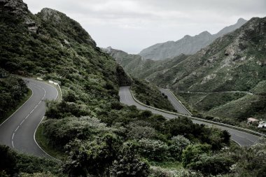Tenerife güzel dağ yolu. Yol seyahat konsepti. Kiralık seyahat macera.
