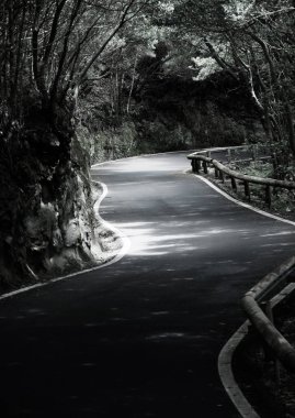 Tenerife güzel dağ yolu. Yol seyahat konsepti. Kiralık seyahat macera.