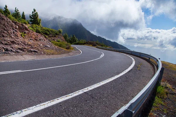 Tenerife güzel dağ yolu. Yol seyahat konsepti. Kiralık seyahat macera.