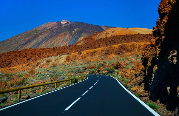 Tenerife güzel dağ yolu. Yol seyahat konsepti. Kiralık seyahat macera.