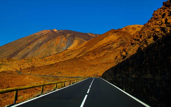 Tenerife güzel dağ yolu. Yol seyahat konsepti. Kiralık seyahat macera.