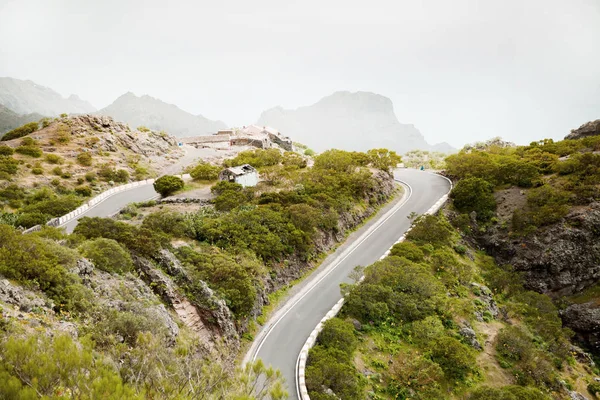 Tenerife güzel dağ yolu. Yol seyahat konsepti. Kiralık seyahat macera.