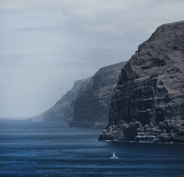 Güzel dağ tepe Tenerife Los Gigantes. Dağ manzarası Tenerife.