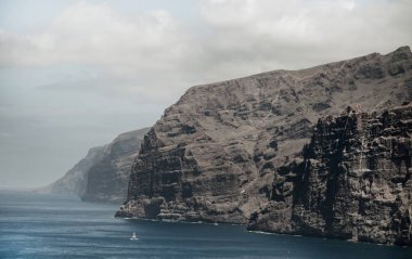 Güzel dağ tepe Tenerife Los Gigantes. Dağ manzarası Tenerife.