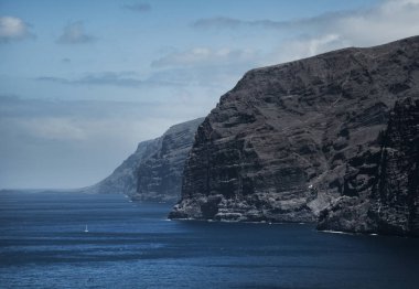 Güzel dağ tepe Tenerife Los Gigantes. Dağ manzarası Tenerife.