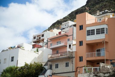 Güzel dağ köyü San Andres Tenerife. Kanarya Adaları'nda çok renkli binalar.