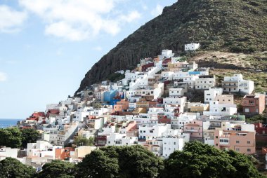 Güzel dağ köyü San Andres Tenerife. Kanarya Adaları'nda çok renkli binalar.