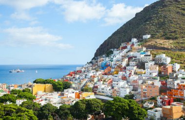 Güzel dağ köyü San Andres Tenerife. Kanarya Adaları'nda çok renkli binalar.