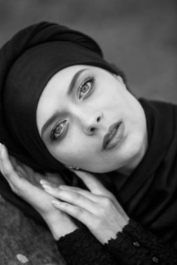 Güzel bir Müslüman kadın portresi. Hijab genç Arap kadın.