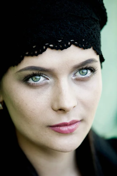 Vacker Flicka Med Gröna Ögon Stadsparken Kvinna Skönhet Ansikte Porträtt — Stockfoto