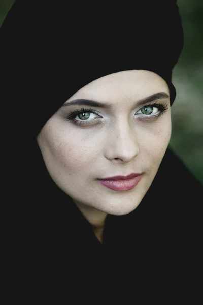 Güzel Bir Müslüman Kadın Portresi Hijab Genç Arap Kadın — Stok fotoğraf
