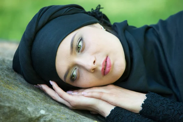 Retrato Uma Bela Mulher Muçulmana Jovem Mulher Árabe Hijab — Fotografia de Stock