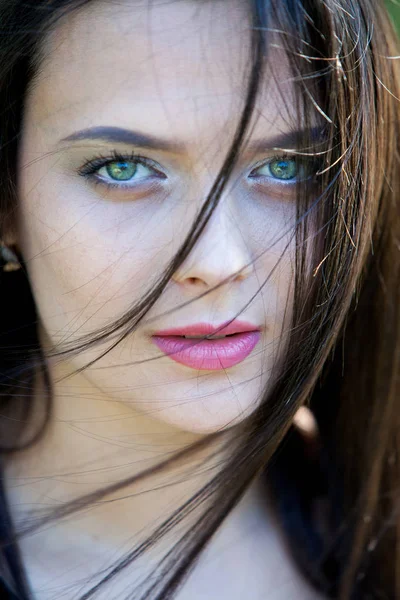 都市公園における緑の目を持つ美しい少女 女性美の顔の肖像画 完璧な肌の顔 — ストック写真