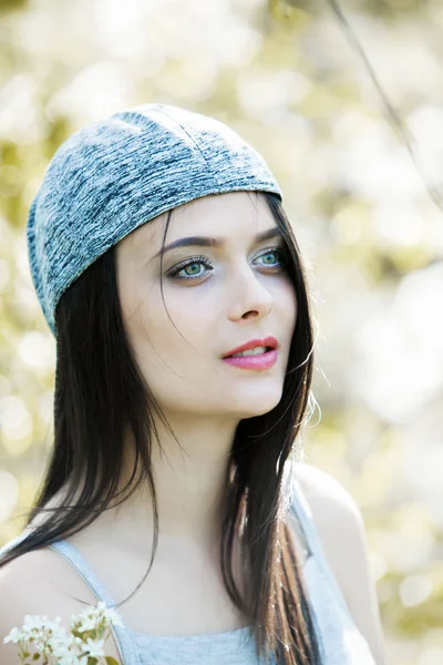 Hermosa Chica Con Ojos Verdes Parque Ciudad Mujer Belleza Cara — Foto de Stock