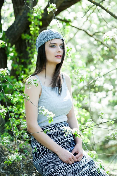 Menina Bonita Com Olhos Verdes Parque Cidade Mulher Beleza Rosto — Fotografia de Stock