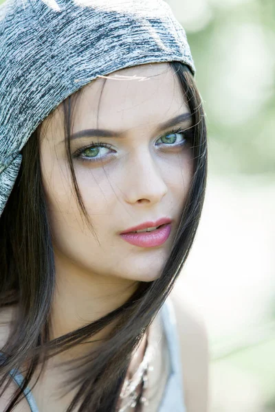 美丽的女孩 绿色的眼睛在城市公园 女性美脸肖像 — 图库照片