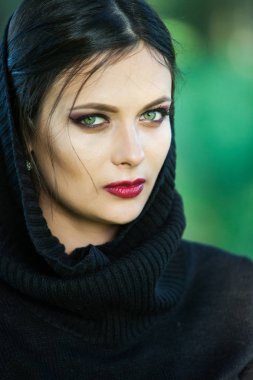 Trendy kazağını üzerinde kafa eğleniyor çekerek kız portresi. Açık hava atmosferik yaşam tarzı fotoğraf genç güzel bayan. Mükemmel cilt yüz.