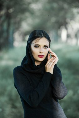 Trendy kazağını üzerinde kafa eğleniyor çekerek kız portresi. Açık hava atmosferik yaşam tarzı fotoğraf genç güzel bayan. Mükemmel cilt yüz.