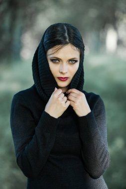 Trendy kazağını üzerinde kafa eğleniyor çekerek kız portresi. Açık hava atmosferik yaşam tarzı fotoğraf genç güzel bayan. Mükemmel cilt yüz.