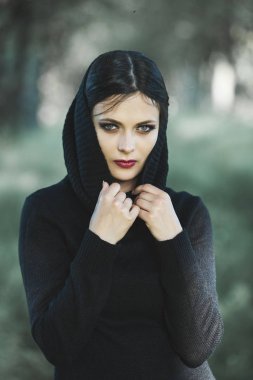 Trendy kazağını üzerinde kafa eğleniyor çekerek kız portresi. Açık hava atmosferik yaşam tarzı fotoğraf genç güzel bayan. Mükemmel cilt yüz.