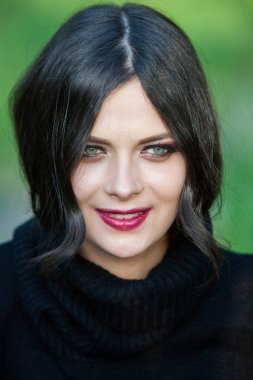 Trendy kazağını üzerinde kafa eğleniyor çekerek kız portresi. Açık hava atmosferik yaşam tarzı fotoğraf genç güzel bayan. Mükemmel cilt yüz.