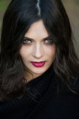 Trendy kazağını üzerinde kafa eğleniyor çekerek kız portresi. Açık hava atmosferik yaşam tarzı fotoğraf genç güzel bayan. Mükemmel cilt yüz.