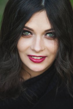 Trendy kazağını üzerinde kafa eğleniyor çekerek kız portresi. Açık hava atmosferik yaşam tarzı fotoğraf genç güzel bayan. Mükemmel cilt yüz.