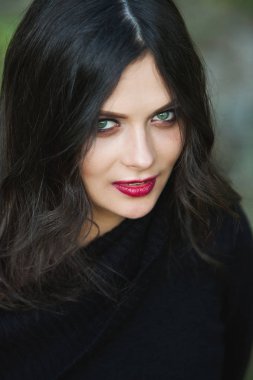 Trendy kazağını üzerinde kafa eğleniyor çekerek kız portresi. Açık hava atmosferik yaşam tarzı fotoğraf genç güzel bayan. Mükemmel cilt yüz.