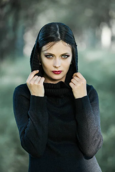 Retrato Chica Tirando Suéter Moda Sobre Cabeza Divirtiéndose Foto Estilo —  Fotos de Stock