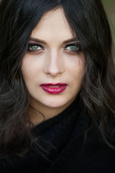 Retrato Menina Puxando Sua Camisola Moda Sobre Cabeça Divertindo Estilo — Fotografia de Stock