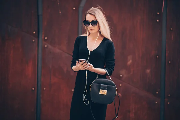 Wizerunek Pięknej Bizneswoman Trzymającej Telefon Komórkowy Młoda Kobieta Stojąca Ulicy — Zdjęcie stockowe